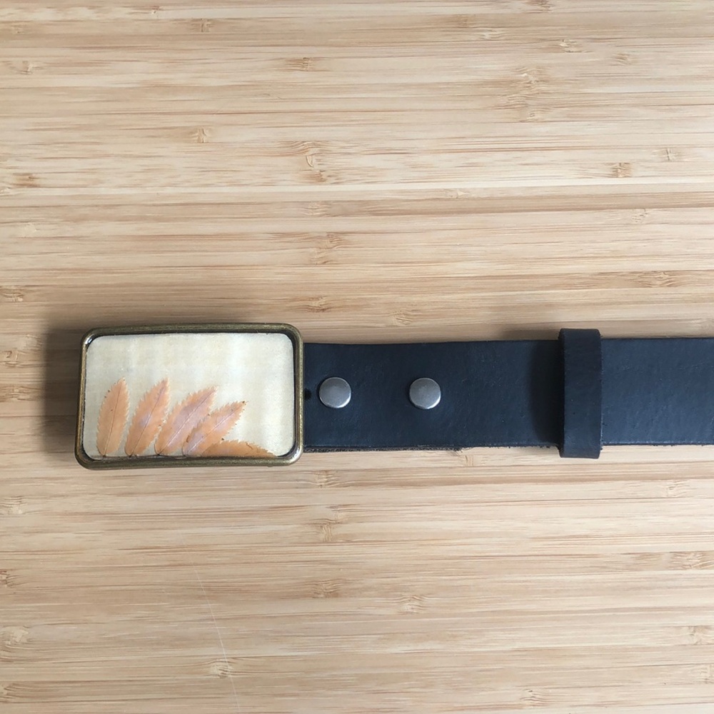 Leather belt with interchangeable buckles